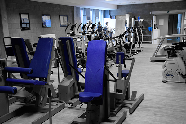 Trainingszone met krachttoestellen